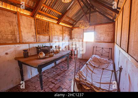 Interieur des historischen Wellblech-Bergarbeiterhauses aus der Goldrausch-Ära, Gwalia, Western Australia, WA, Australien Stockfoto