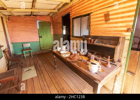 Interieur des historischen Wellblech-Bergarbeiterhauses aus der Goldrausch-Ära, Gwalia, Western Australia, WA, Australien Stockfoto