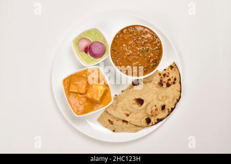 Dal Makhani und Shahi Paneer servierten mit Roti in Plate Stockfoto