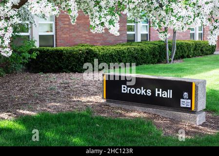 Mount Pleasant, Michigan, USA - 16. Mai 2013: Brooks Hall Sign auf dem Campus der Central Michigan University Stockfoto