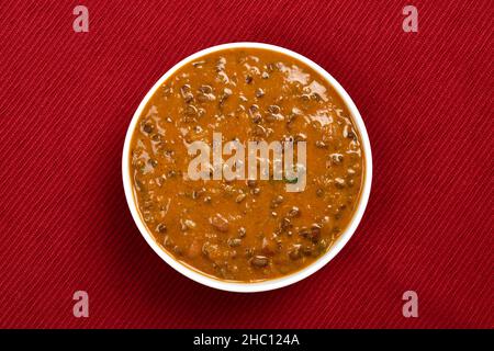 Schale mit Dal Makhani auf Tischset Stockfoto