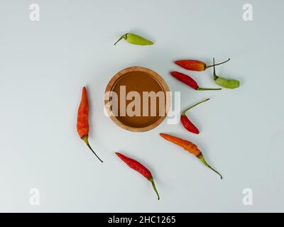 Erdnusssauce in einer kleinen Holzschüssel isoliert auf weißem Hintergrund. Stockfoto