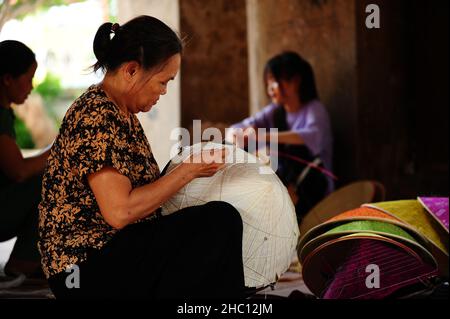 Vietnamesische konische Hut Herstellung Stockfoto