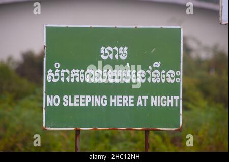 Zweisprachiges Schild „No Sleeping Here at Night“. Popokvil Wasserfall. Bokor Mountain, Preah Monivong Bokor Nationalpark, Kampot Provinz, Kambodscha. © Kraig Lieb Stockfoto