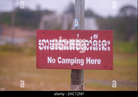 Zweisprachiges Schild „No Camping Here“. Popokvil Wasserfall. Bokor Mountain, Preah Monivong Bokor Nationalpark, Kampot Provinz, Kambodscha. © Kraig Lieb Stockfoto