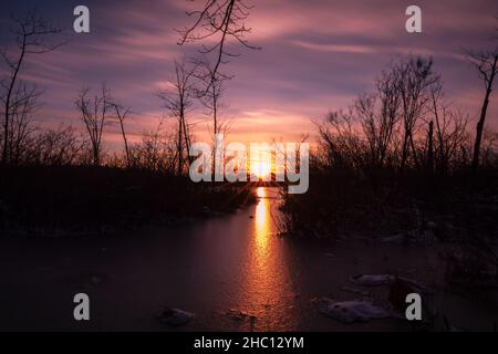 Kalter Winteruntergang auf Halls See Stockfoto