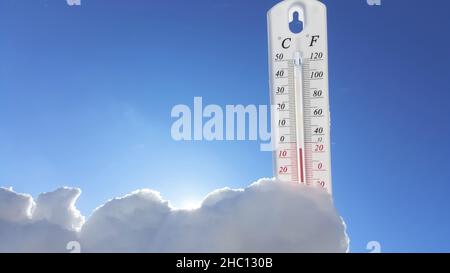 Das Thermometer liegt im Winter auf dem Schnee und zeigt niedrige negative Lufttemperatur. Meteorologische Bedingungen im rauen Klima in der nördlichen Regi Stockfoto