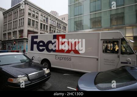 San Francisco, Usa. 21st Dez 2021. Ein FedEx-LKW, der auf den Straßen von San Francisco geparkt wurde. Kredit: SOPA Images Limited/Alamy Live Nachrichten Stockfoto