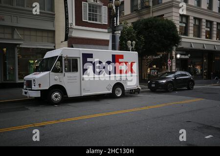 San Francisco, Usa. 21st Dez 2021. Ein FedEx-LKW, der auf den Straßen von San Francisco geparkt wurde. Kredit: SOPA Images Limited/Alamy Live Nachrichten Stockfoto