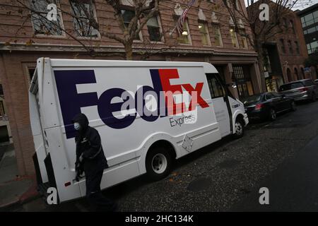 San Francisco, Usa. 21st Dez 2021. Ein FedEx-LKW, der auf den Straßen von San Francisco geparkt wurde. (Foto von Michael Ho Wai Lee/SOPA Images/Sipa USA) Quelle: SIPA USA/Alamy Live News Stockfoto