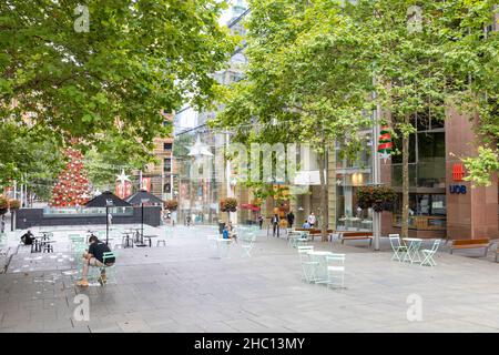 Da New South Wales einen neuen Tagesrekord von 5715 Covid 19 Fällen erreicht und das Tragen von Masken in Innenräumen wieder obligatorisch wird, bleiben die Straßen und Geschäfte in der Innenstadt von Sydney im Vorfeld der Weihnachtszeit weitgehend verlassen, da viele Menschen beschließen, zu Hause zu bleiben, im Stadtzentrum von Sydney. Quelle: Martin Berry @ Alamy Live News. Stockfoto