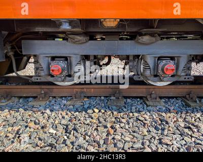 Seitenansicht eines Diesel-Lokomotivs mit Rädern. Nahaufnahme eines Oldtimer-Zuges. Stockfoto