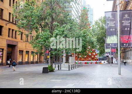 Da New South Wales einen neuen Tagesrekord von 5715 Covid 19 Fällen erreicht und das Tragen von Masken in Innenräumen wieder obligatorisch wird, bleiben die Straßen und Geschäfte in der Innenstadt von Sydney im Vorfeld der Weihnachtszeit weitgehend verlassen, da viele Menschen beschließen, zu Hause zu bleiben, im Stadtzentrum von Sydney. Quelle: Martin Berry @ Alamy Live News. Stockfoto