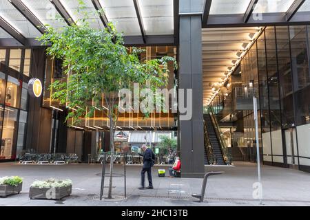 Da New South Wales einen neuen Tagesrekord von 5715 Covid 19 Fällen erreicht und das Tragen von Masken in Innenräumen wieder obligatorisch wird, bleiben die Straßen und Geschäfte in der Innenstadt von Sydney im Vorfeld der Weihnachtszeit weitgehend verlassen, da viele Menschen beschließen, zu Hause zu bleiben, im Stadtzentrum von Sydney. Quelle: Martin Berry @ Alamy Live News. Stockfoto