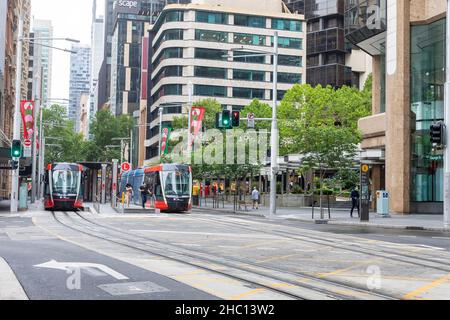 Da New South Wales einen neuen Tagesrekord von 5715 Covid 19 Fällen erreicht und das Tragen von Masken in Innenräumen wieder obligatorisch wird, bleiben die Straßen und Geschäfte in der Innenstadt von Sydney im Vorfeld der Weihnachtszeit weitgehend verlassen, da viele Menschen beschließen, zu Hause zu bleiben, im Stadtzentrum von Sydney. Quelle: Martin Berry @ Alamy Live News. Stockfoto