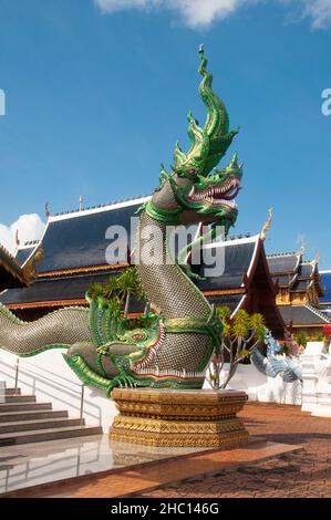 Thailand: Aus dem Mund eines Makara (mythisches Meeresgeschöpf), Wat Ban Den, Ban Inthakin, Bezirk Mae Taeng, Chiang Mai, entsteht eine Naga (mythische Schlange). Wat Ban Den, auch bekannt als Wat Bandensali Si Mueang Kaen, ist ein großer buddhistischer Tempelkomplex nördlich der Stadt Chiang Mai im Norden Thailands. Stockfoto