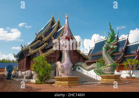 Thailand: Wat Ban Den, Ban Inthakin, Bezirk Mae Taeng, Chiang Mai. Wat Ban Den, auch bekannt als Wat Bandensali Si Mueang Kaen, ist ein großer buddhistischer Tempelkomplex nördlich der Stadt Chiang Mai im Norden Thailands. Stockfoto