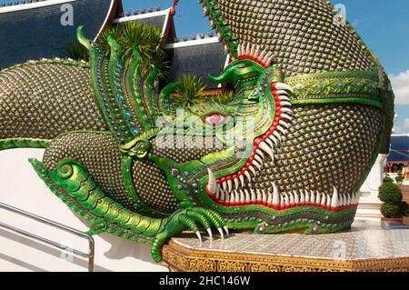 Thailand: Aus dem Mund eines Makara (mythisches Meeresgeschöpf), Wat Ban Den, Ban Inthakin, Bezirk Mae Taeng, Chiang Mai, entsteht eine Naga (mythische Schlange). Wat Ban Den, auch bekannt als Wat Bandensali Si Mueang Kaen, ist ein großer buddhistischer Tempelkomplex nördlich der Stadt Chiang Mai im Norden Thailands. Stockfoto