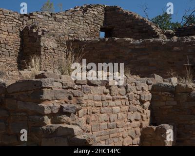 Nahaufnahme der Stein- und Mörsermauern in einem Gebäude im Aztekischen Ruinen National Monument in Aztec, New Mexico. Stockfoto