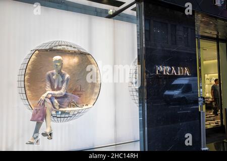 Prada Store in Sydney und Store Exterior mit Prada-Schild und Logo, Castlereagh Street, Sydney City Centre, NSW, Australien Stockfoto