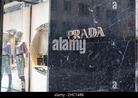 Prada Store in Sydney und Store Exterior mit Prada-Schild und Logo, Castlereagh Street, Sydney City Centre, NSW, Australien Stockfoto