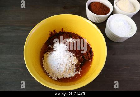 Zutaten in einer Rührschüssel zum Backen von Schokoladenkuchen Stockfoto