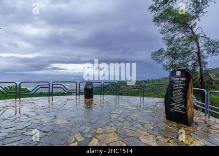 Gilboa, Israel - 20. Dezember 2021: Blick auf den Hido-Beobachtungspunkt auf dem Gilboa-Grat an einem Wintertag und die Landschaft des Jezreel-Tals im Norden des IS Stockfoto