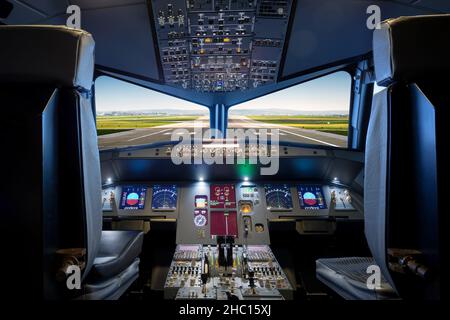 In einem großen Jet-Flugzeug Cockpit bereit zum Start Stockfoto