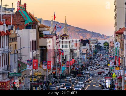San Francisco, USA - 18. Dezember 2021: Blick auf Chinatown und North Beach Viertel mit starkem Verkehr auf der Stockton Street bei Sonnenuntergang Stockfoto