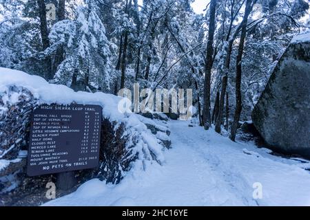 High Sierra Loop Trail Hinweisschild nach einem Schneesturm im Yosemite National Park. Stockfoto