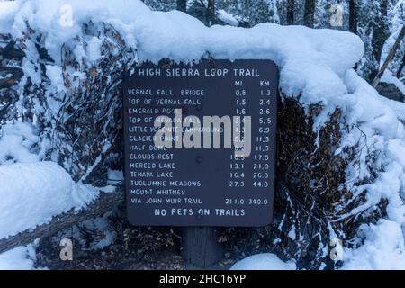 High Sierra Loop Trail Hinweisschild nach einem Schneesturm im Yosemite National Park. Stockfoto