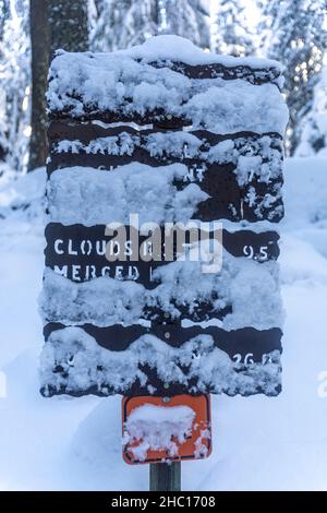 Schild mit schneebedeckter Kilometerleistung nach Sturm auf dem Weg zu den Nevada Fällen im Yosemite National Park. Stockfoto