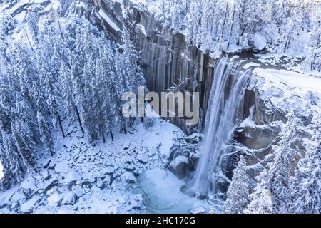 Vernal fällt nach einem Schneesturm auf dem Mist Trail im Yosemite National Park. Stockfoto