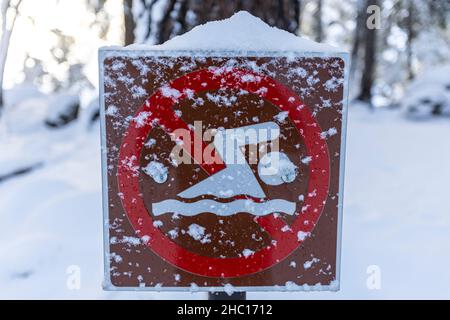 Nach einem Schneesturm in der Nähe der Vernal Falls im Yosemite National Park ein Schild ohne Schwimmen. Stockfoto