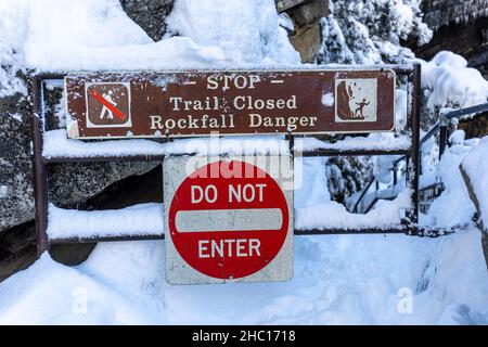 Geschlossenes Schild und Tor in der Nähe von Clark Point auf dem Winterpfad nach dem Schneesturm im Yosemite National Park. Stockfoto