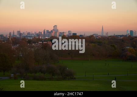 Ein Panoramablick auf London vor dem Sonnenuntergang vom Primrose Hill aus, einem beliebten Ort, um die Stadt London zu sehen. Stockfoto