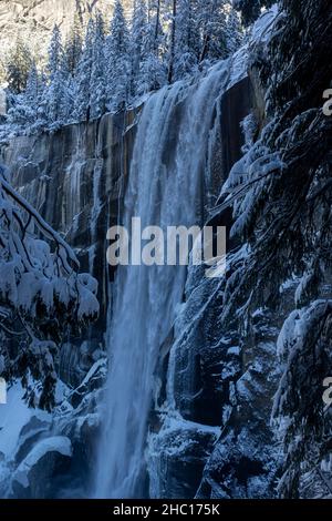 Vernal fällt nach einem Schneesturm auf dem Mist Trail im Yosemite National Park. Stockfoto