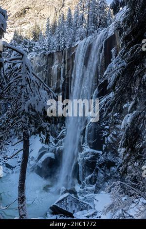 Vernal fällt nach einem Schneesturm auf dem Mist Trail im Yosemite National Park. Stockfoto