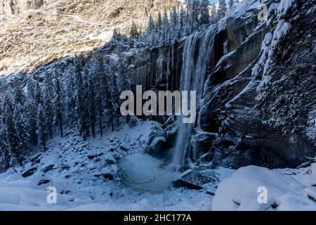 Vernal fällt nach einem Schneesturm auf dem Mist Trail im Yosemite National Park. Stockfoto