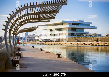 Valencia, Spanien. 20. Dezember 2021. Veles e Vents, ein hochmodernes Gebäude im Hafen von Valencia, das von David Chipperfield und Fermin Vazquez entworfen wurde. Stockfoto