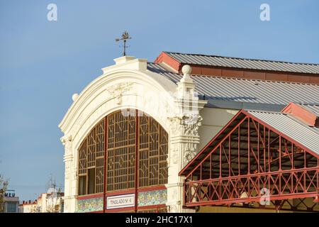 Valencia, Spanien. 20. Dezember 2021. Lagerhäuser, historische Gebäude im valencianischen Jugendstil im Hafen von Valencia, bekannt als Los Tinglados, wurden 191 fertiggestellt Stockfoto