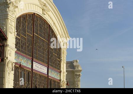 Valencia, Spanien. 20. Dezember 2021. Lagerhäuser, historische Gebäude im valencianischen Jugendstil im Hafen von Valencia, bekannt als Los Tinglados, wurden 191 fertiggestellt Stockfoto