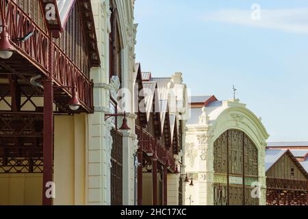 Valencia, Spanien. 20. Dezember 2021. Lagerhäuser, historische Gebäude im valencianischen Jugendstil im Hafen von Valencia, bekannt als Los Tinglados, wurden 191 fertiggestellt Stockfoto