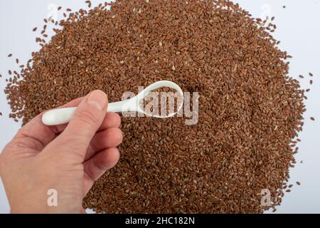 Handlöffel mit braunen Leinsamen. Stockfoto