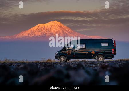 Wunderschöne Aussicht auf den Berg Ararat aus der Türkei. Sonnenuntergänge wie diese zu genießen, ist das schönste im Leben eines Wagens Stockfoto