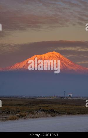 Wunderschöne Aussicht auf den Berg Ararat aus der Türkei. Sonnenuntergänge wie diese zu genießen, ist das schönste im Leben eines Wagens Stockfoto