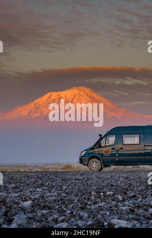 Wunderschöne Aussicht auf den Berg Ararat aus der Türkei. Sonnenuntergänge wie diese zu genießen, ist das schönste im Leben eines Wagens Stockfoto