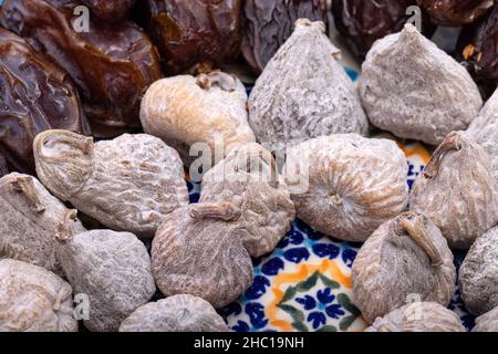 Getrocknete Feigen mit Reismehl und Medjoul Jumbo Datteln bestreut. Stockfoto