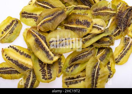 Getrocknete Kiwi-Fruchtscheiben. Perfekt als Snack, zusätzlich zu Eis und anderen Desserts. Stockfoto