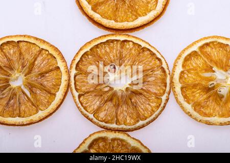 Getrocknete Orangenscheiben. Dehydrierte knusprige Früchte zum Dekorieren von Speisen für Getränke, Desserts und Cocktails. Stockfoto